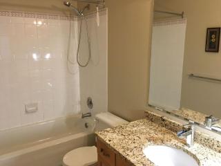 Private Queen Bedroom in Kenaston, Walmart, Costco, MITT, IKEA, Outlet, Unversity of Manitoba are nearby - Winnipeg - 3