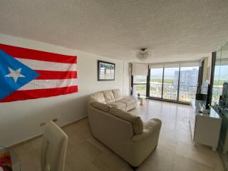 Downtown Isla Verde Beachfront Apartment with Pool and Parking - San Juan - 4