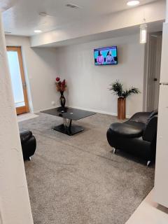 Cozy 2-Bedroom Basement Aptment-Separate entrance - Lake Point - 3