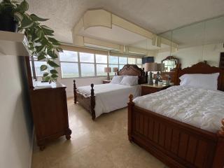 Downtown Isla Verde Beachfront Apartment with Pool and Parking - San Juan - 2