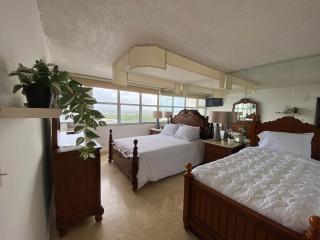 Downtown Isla Verde Beachfront Apartment with Pool and Parking - San Juan - 9