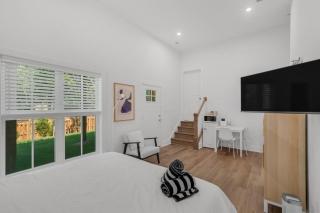 Serene Scandanavian Loft Suite - Annandale - 9