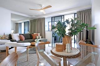Ocean Breeze & Balcony Bliss - 1BR with Spa Near Beach - Caloundra - 8