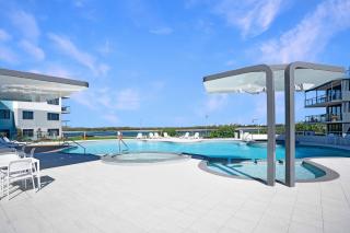Ocean Breeze & Balcony Bliss - 1BR with Spa Near Beach - Caloundra - 0