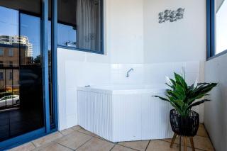 Ocean Breeze & Balcony Bliss - 1BR with Spa Near Beach - Caloundra - 9