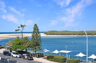 Ocean Breeze & Balcony Bliss - 1BR with Spa Near Beach - Caloundra - 7