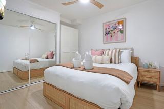 Ocean Breeze & Balcony Bliss - 1BR with Spa Near Beach - Caloundra - 5