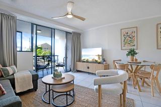 Ocean Breeze & Balcony Bliss - 1BR with Spa Near Beach - Caloundra - 3