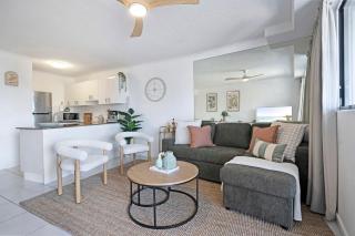Ocean Breeze & Balcony Bliss - 1BR with Spa Near Beach - Caloundra - 2