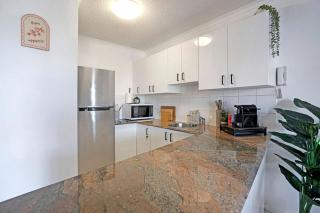 Ocean Breeze & Balcony Bliss - 1BR with Spa Near Beach - Caloundra - 1