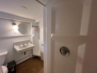 Two queen beds with private bathroom for summer stay - Lexington - 2