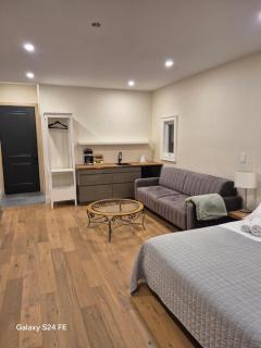 Gabby's Place Downtown Core - 4