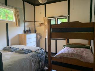 Classic Piha Bach - Seaview Road - 2