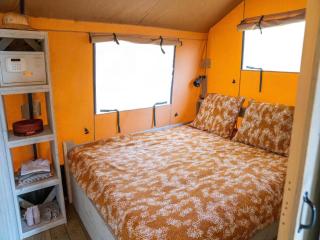 Glamping Tent by Lake De Rhederlaag, cleaning included - Lathum - 8