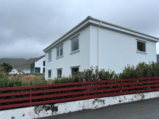 Lovely 5-bedroom House With Cozy Interiors - Trongisvágur - 0