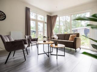 Chalet in Forest with Pool Access, cleaning included - Hoenderloo - 0