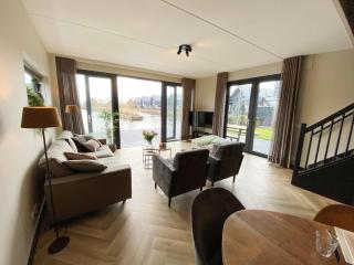 Modern water villa on the Frisian water, cleaning included - Balk - 3