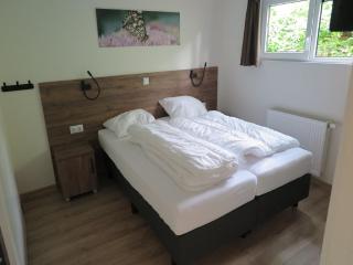 Bungalow Retreat with Warm Fireplace, cleaning included - Hoenderloo - 6