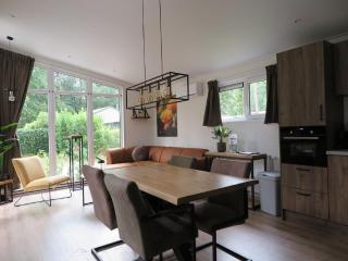 Bungalow Retreat with Warm Fireplace, cleaning included - Hoenderloo - 8