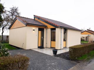 Wellness Bungalow with whirlpool and sauna, cleaning included - Zevenhuizen - 9