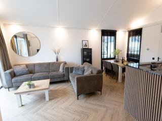 Wellness Bungalow with whirlpool and sauna, cleaning included - Zevenhuizen - 8