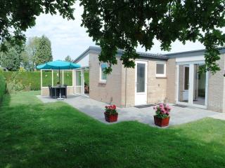 Bungalow near Veerse Meer & Beach, cleaning included - Kamperland - 6