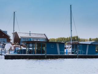 Cozy houseboat at the edge of the marina, cleaning included - Uitgeest - 1