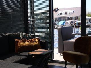 Cozy houseboat at the edge of the marina, cleaning included - Uitgeest - 4