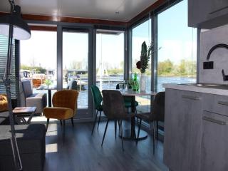 Cozy houseboat at the edge of the marina, cleaning included - Uitgeest - 5