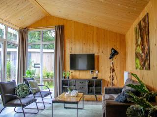 Chalet in Veluwe with Nature Views, cleaning included - Hoenderloo - 0
