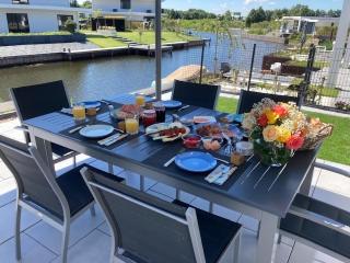 Elegant Waterfront Villa with Jetty, cleaning included - Zeewolde - 1