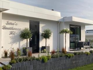 Elegant Waterfront Villa with Jetty, cleaning included - Zeewolde - 9