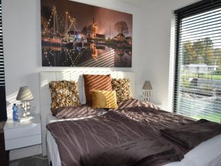 Elegant Waterfront Villa with Jetty, cleaning included - Zeewolde - 0