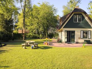 Family Retreat with Trampoline, cleaning included - Heeten - 9