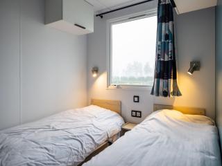 Chalet in Friesland near Alde Feanen Park, cleaning included - De Veenhoop - 3