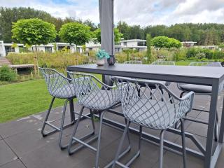 Luxury villa with veranda screen SUPs and canoe, cleaning included - Zeewolde - 3