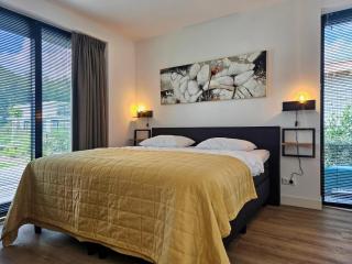 Luxury villa with veranda screen SUPs and canoe, cleaning included - Zeewolde - 8