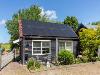 Holiday Home in Zeeland with Romantic Terrace, cleaning included - Zonnemaire - 3