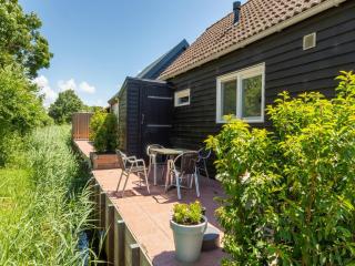 Holiday Home in Zeeland with Romantic Terrace, cleaning included - Zonnemaire - 2