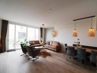 Nice Frisian family villa on the water, cleaning included - Leons - 0