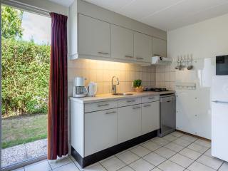 Bungalow near Oosterschelde Beach & Sauna, cleaning included - Kamperland - 5
