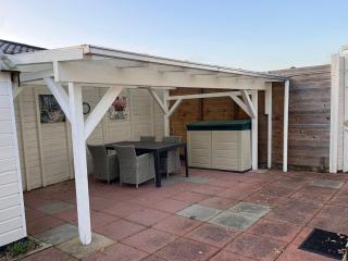 Bunglow steps from Beach and Sports, cleaning included - - 2