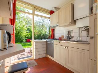 Bungalow near Dutch Beach with Garden, cleaning included - Oostkapelle - 8