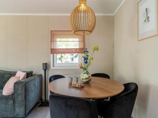 Luxury chalet near Ouddorp with garden, cleaning included - Goedereede - 8