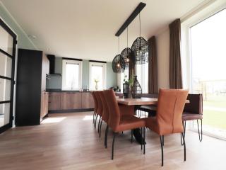 Spacious familyhome near the water, cleaning included - Leons - 2