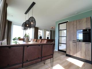 Spacious familyhome near the water, cleaning included - Leons - 1