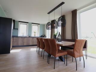 Spacious familyhome near the water, cleaning included - Leons - 3