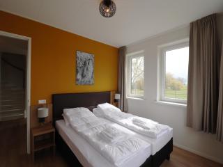 Spacious familyhome near the water, cleaning included - Leons - 7