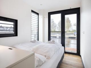 Houseboat on and around the Sneekermeer, cleaning included - 1