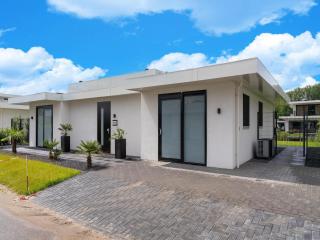 Pet-Friendly Villa with Jetty Access, cleaning included - Zeewolde - 9